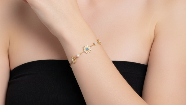 Daisy Pearl Bracelet - Model Regenrated